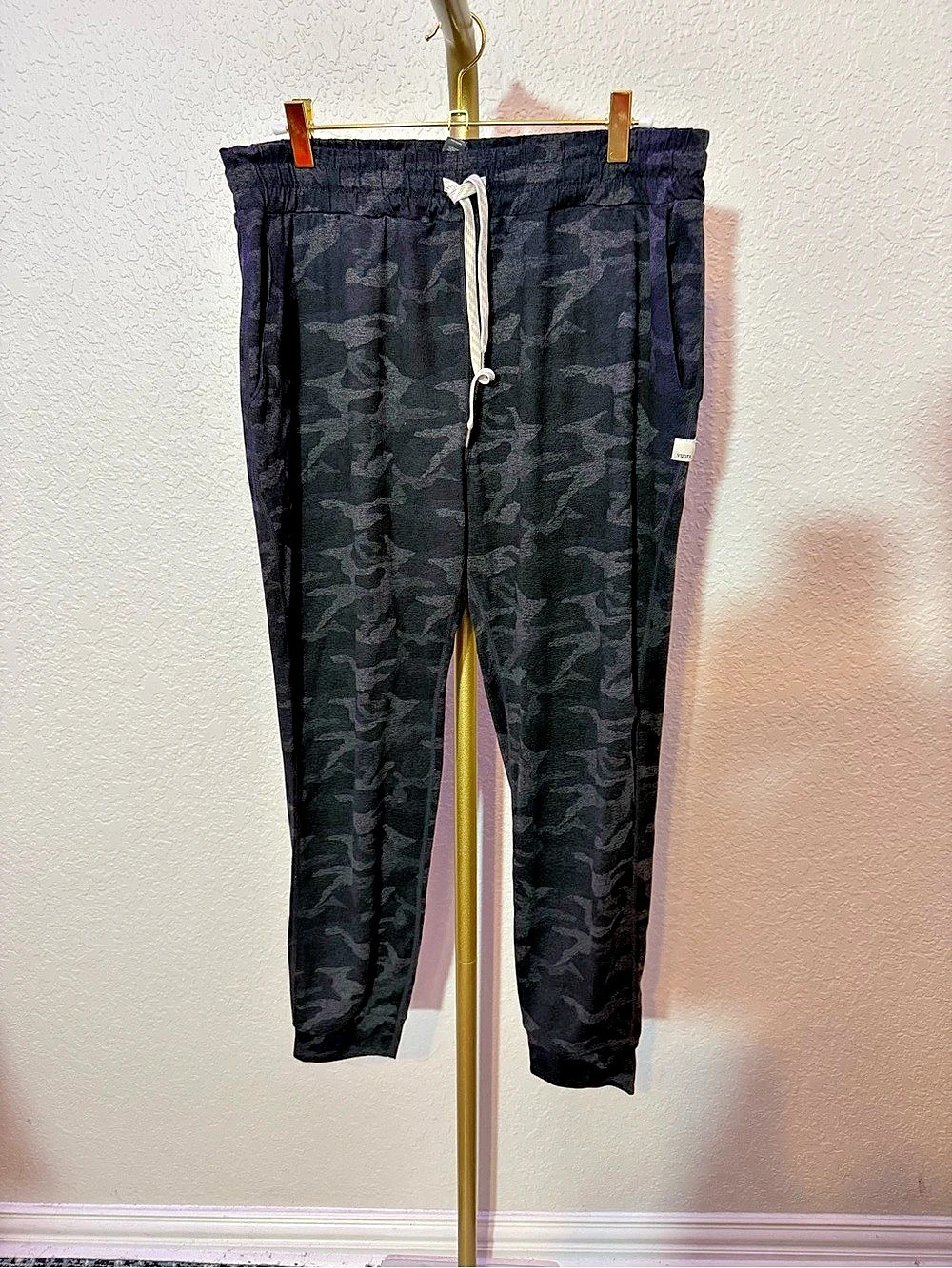 Vuori Women’s Performance Jogger Camo Pants Black & Gray Large (B6)